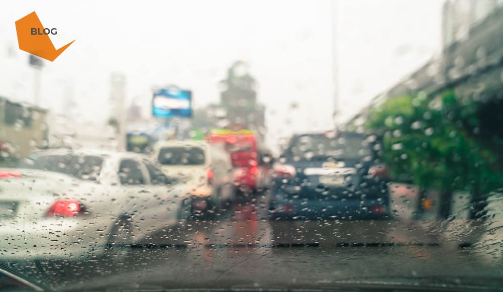 As chuvas causaram muitos estragos no estado de São Paulo. Apenas na capital, além da destruição, foram 12 mortes. O número de pessoas que perdeu casas e automóveis nas enchentes é alto. Infelizmente ninguém espera que isso aconteça e muita gente esquece a prevenção. Quem possui um seguro, tanto para carro, quanto para imóvel, opta pelas coberturas mais básicas, muitas vezes, visando apenas o preço. E de uma forma geral, esse tipo de proteção não vai ressarcir perdas causadas pelos temporais. É o contratante quem escolhe os serviços que deseja. Cabe ao segurador apresentar todas as possibilidades e deixar claro ao cliente todos os pontos, inclusive preços, condições de pagamento e retorno das indenizações em caso de necessidade. Alagamento, enchente e inundação são a mesma cobertura? Não. Fique atento também aos termos na hora de fechar um contrato. Essas palavras não dizem respeito ao mesmo produto, portanto, uma cobertura não necessariamente engloba a outra. A inundação é referente ao transbordamento dos rios; alagamento ao acúmulo de água por falta de drenagem; enchente ao aumento no nível da água por conta das chuvas. Antes de fechar qualquer acordo, verifique se tudo o que foi pedido consta no documento. Como funciona a cobertura para enchentes, alagamentos e inundações? - Seguro residencial: normalmente os planos mais básicos cobrem apenas incêndios, raios e explosões. Se você quer amparo quanto a alagamentos, enchentes e inundações é preciso optar por uma proteção avançada ou inserir novas coberturas ao contrato atual. Converse com o seu corretor e veja a melhor forma de fazer o negócio. Se ficar comprovado que o indivíduo deixou janelas e portas abertas durante as chuvas, o valor não é ressarcido. - Seguro auto: não difere muito. As abrangências mais básicas cobrem apenas danos de roubo e incêndio. É possível incluir garantias adicionais de outros tipos de problemas, como os causados pelas águas. Quanto mais serviços, maior o preço. Um ponto de atenção é que mesmo estando amparado, às vezes o valor da indenização pode ser negado por mau uso. E como isso acontece? Quando o motorista tenta sair com o carro por um local alagado e isso danifica o motor ou deixar as portas e janelas abertas, permitindo que a água entre no automóvel. Esse texto foi útil para você? Não perca mais tempo e assegure sua casa e veículo protegendo seus bens das chuvas. Acesse o site da EKTO Grupo e contate-nos. Temos os melhores planos para você! Leia também: 10 dicas para contratar o melhor seguro para carros